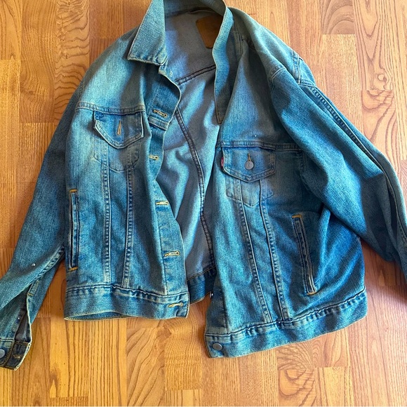 Classic Levi’s Jean Jacket (size M) Purchased in Rome, Italy - Picture 2 of 8